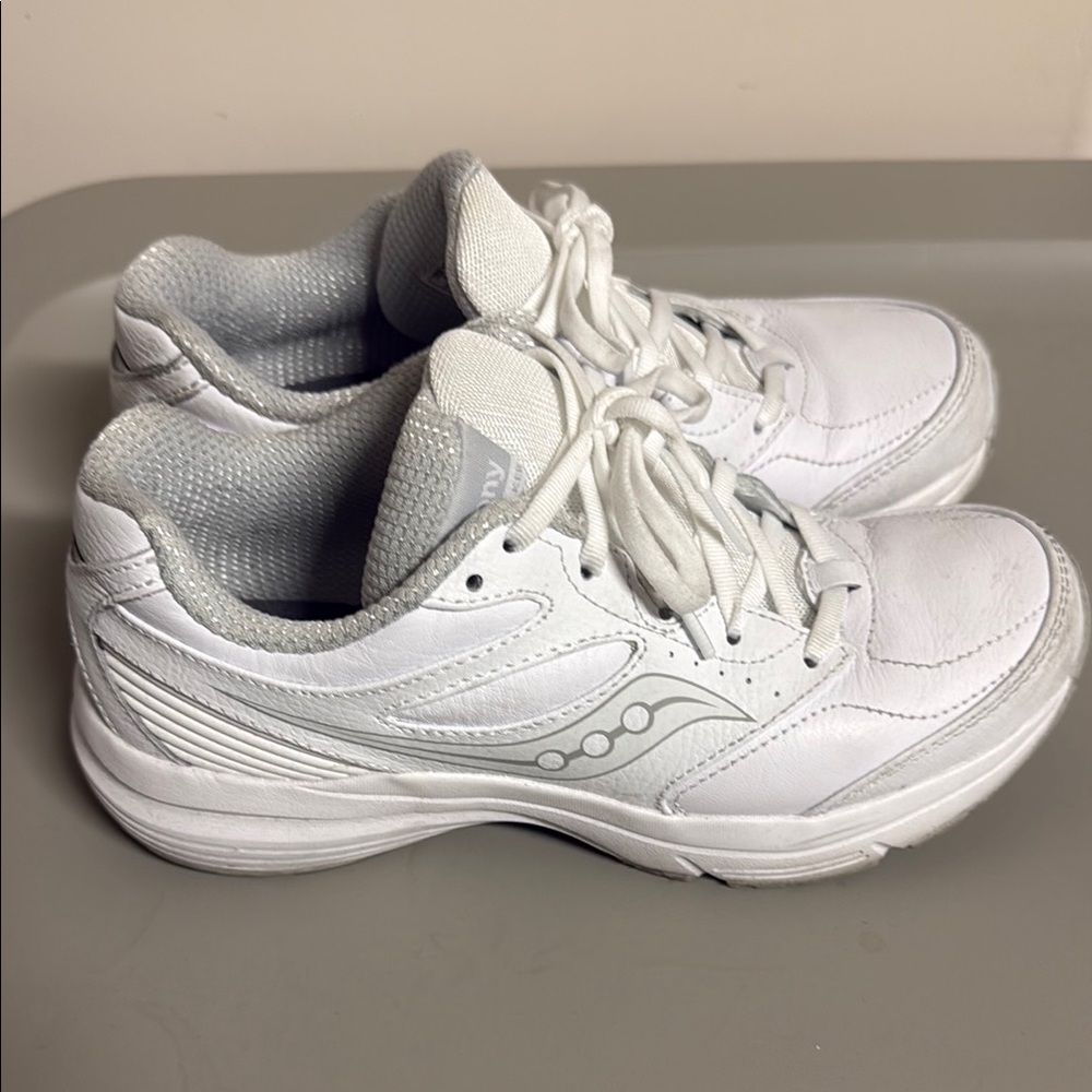 Retails $120 FormFit Gently Worn Great Condition Size 7 Saucony Women's White